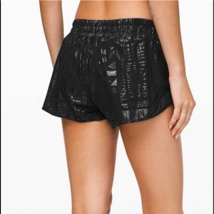 LuLuLemon black Hottie Hot II 2.5 inch seam manifesto running shorts